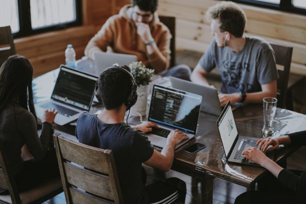 Erwachsene Lernender beim IT-Training