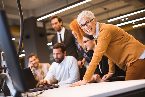 Trainerin mit erwachsenen Lernenden
